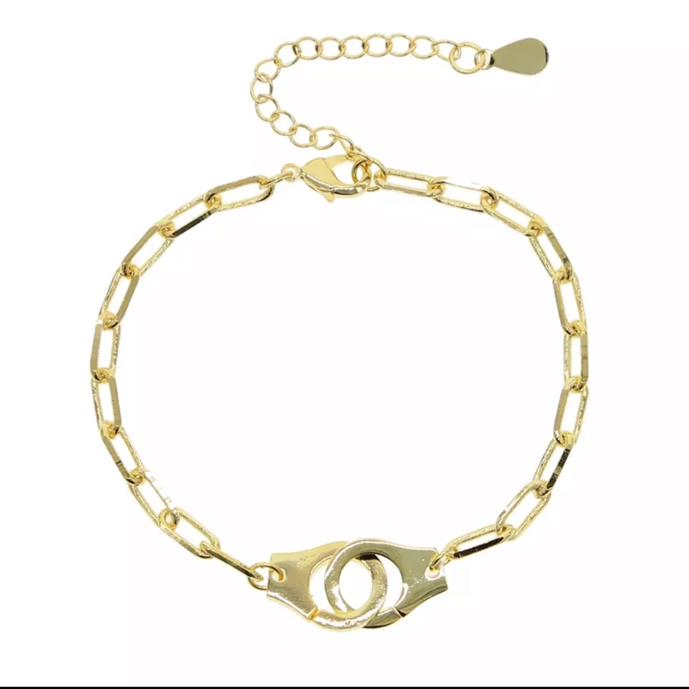 Cute bracelet… there is a matching necklace in the closet 🤩